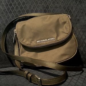 Small Michael Kors cross body gray and silver